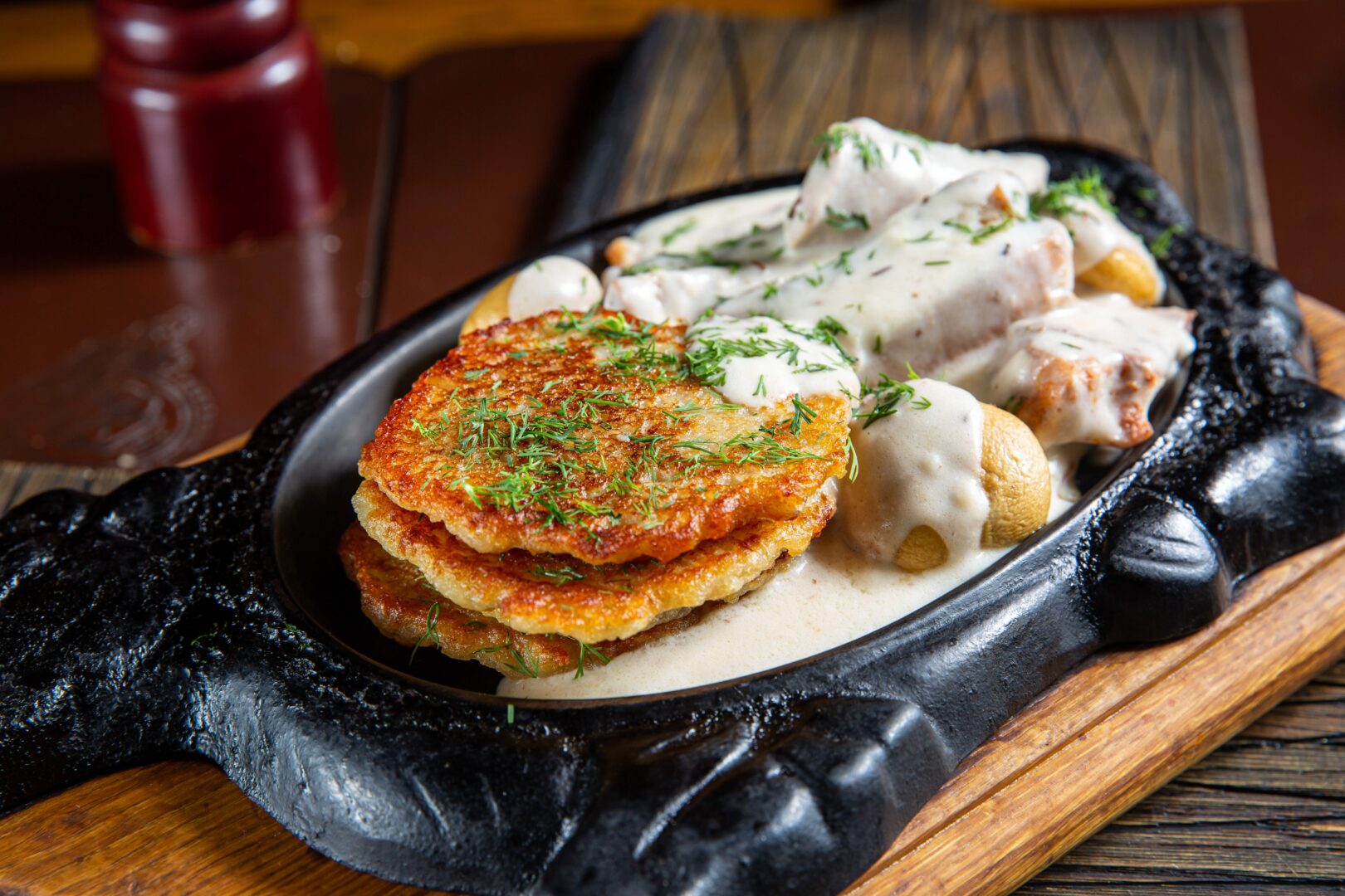 Традиционна българска трапеза с разнообразни свежи зеленчуци, местни продукти и автентични ястия, представящи богатството на балканската кулинарна култура